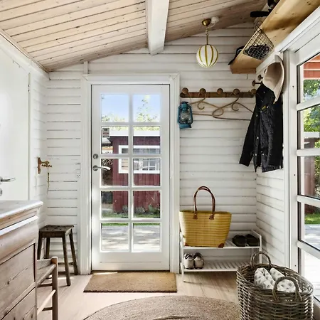Timeless Atmosphere In A 50's Log House *