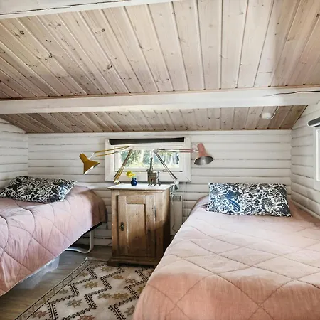 Timeless Atmosphere In A 50's Log House *