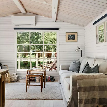 Timeless Atmosphere In A 50's Log House Semesterbostad